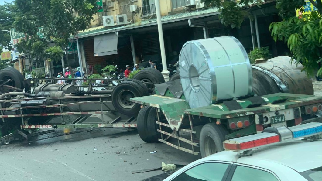 載運鋼捲的貨車翻覆。(圖/翻攝自網路)
