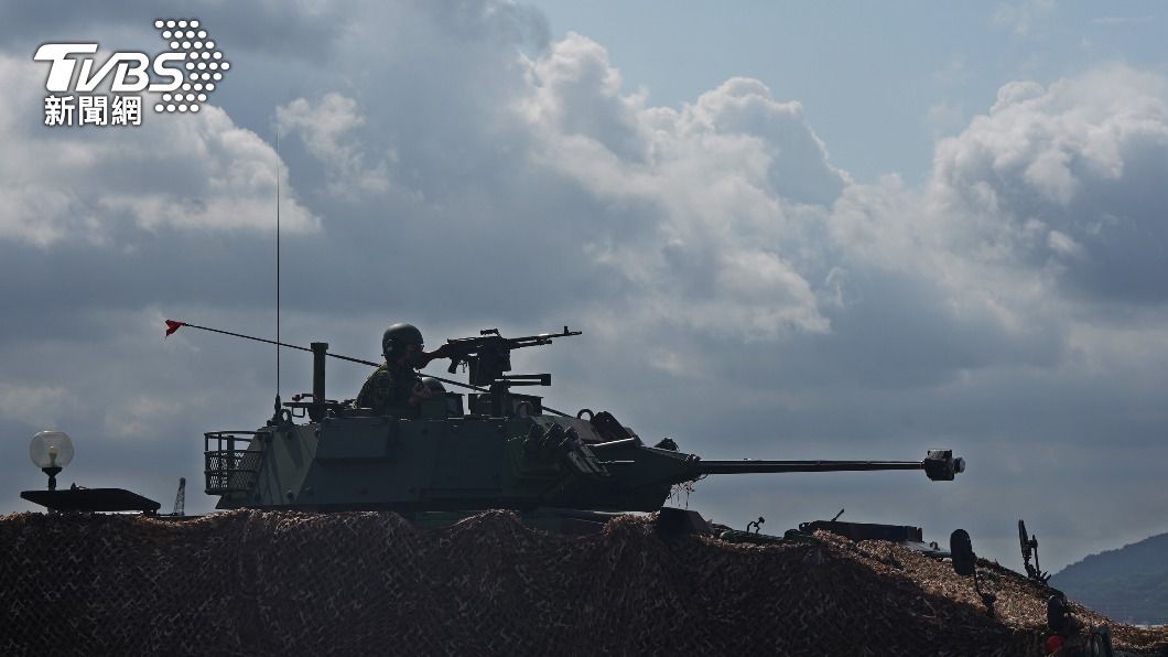 雲豹甲車模擬敵軍自淡水河口進犯（圖／中央社）
