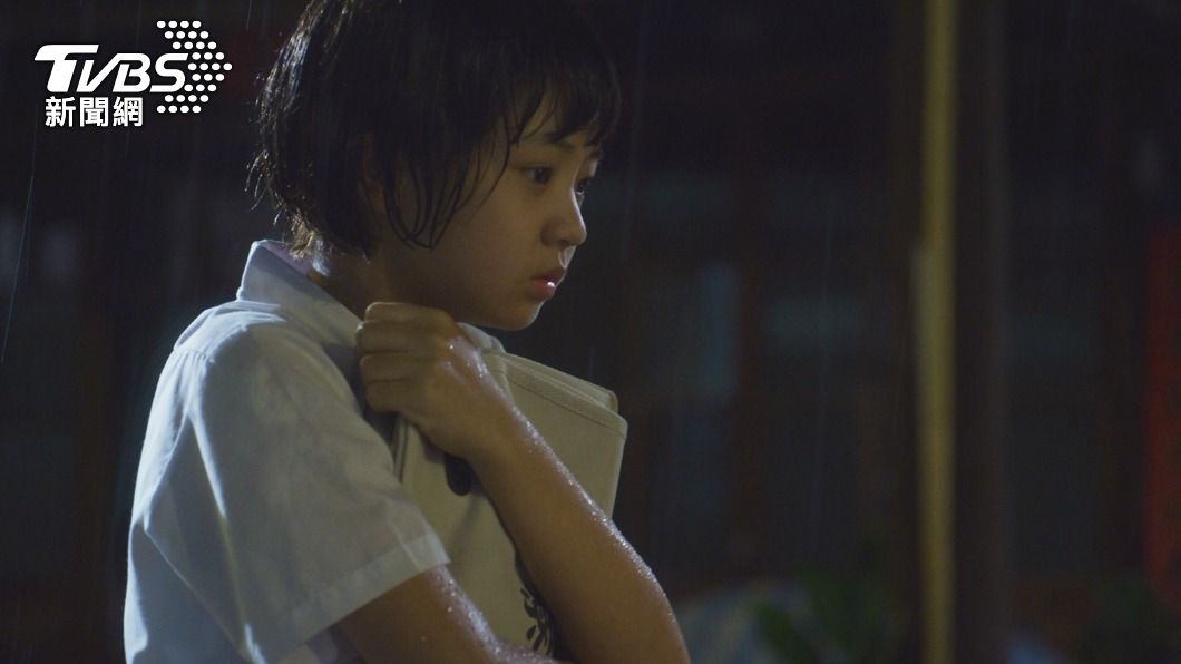 小嘉玲(吳以涵飾演)在公車上被變態大叔伸狼抓摸大腿。(圖/華視、CATCHPLAY提供)