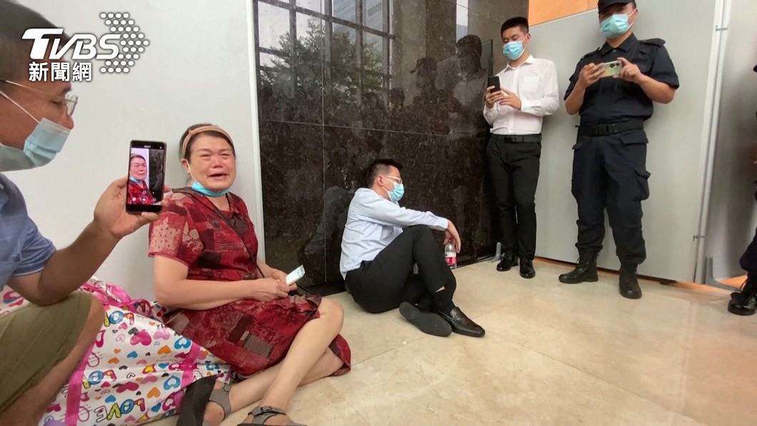投資人淚坐在恆大辦公室外。(圖/TVBS)
