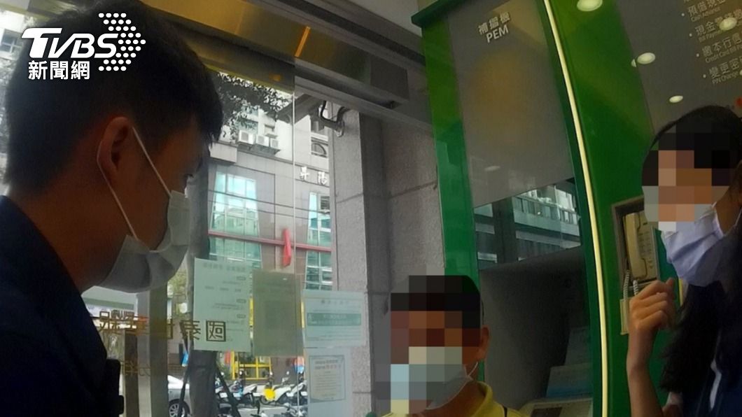 警方趕到銀行阻止男子匯款。（圖／TVBS）