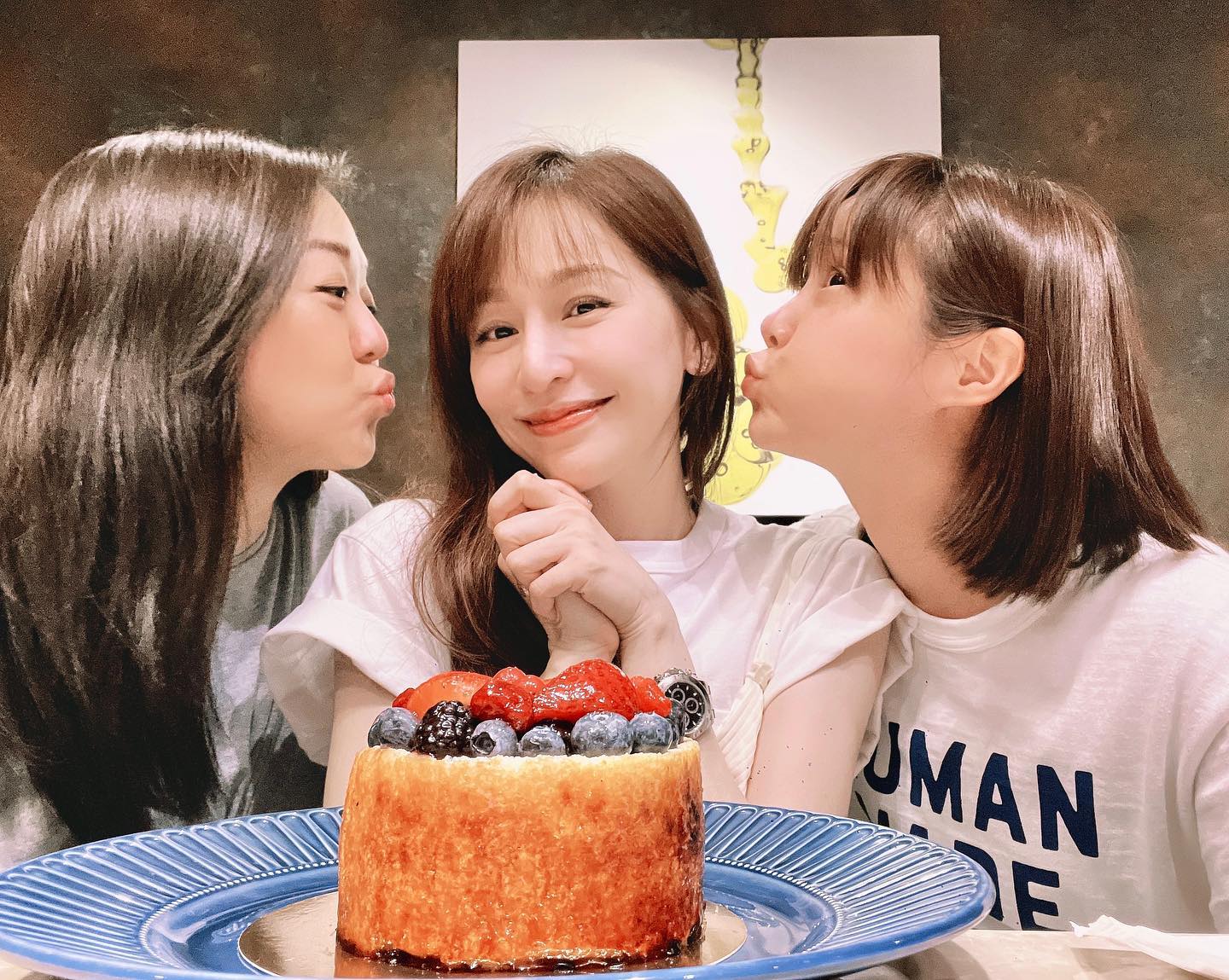 女星李佳穎、名媛楊欣為王心凌慶生。(圖/翻攝自王心凌臉書)