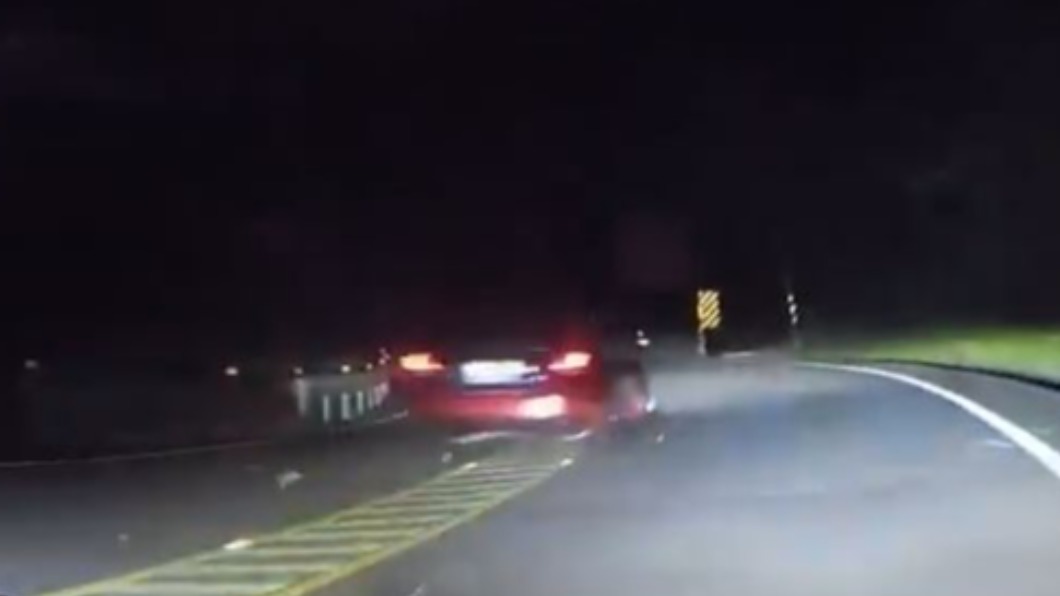 深夜台七乙高速過彎「刷卡超車」!下一秒..撞山求救