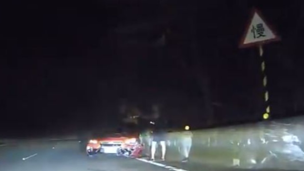 轎車自撞停路中。(圖/民眾 顧志傑提供)