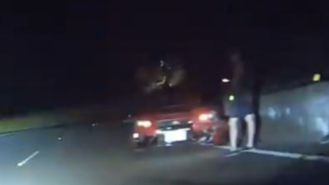 轎車自撞後,車殼毀損。(圖/民眾 顧志傑提供)