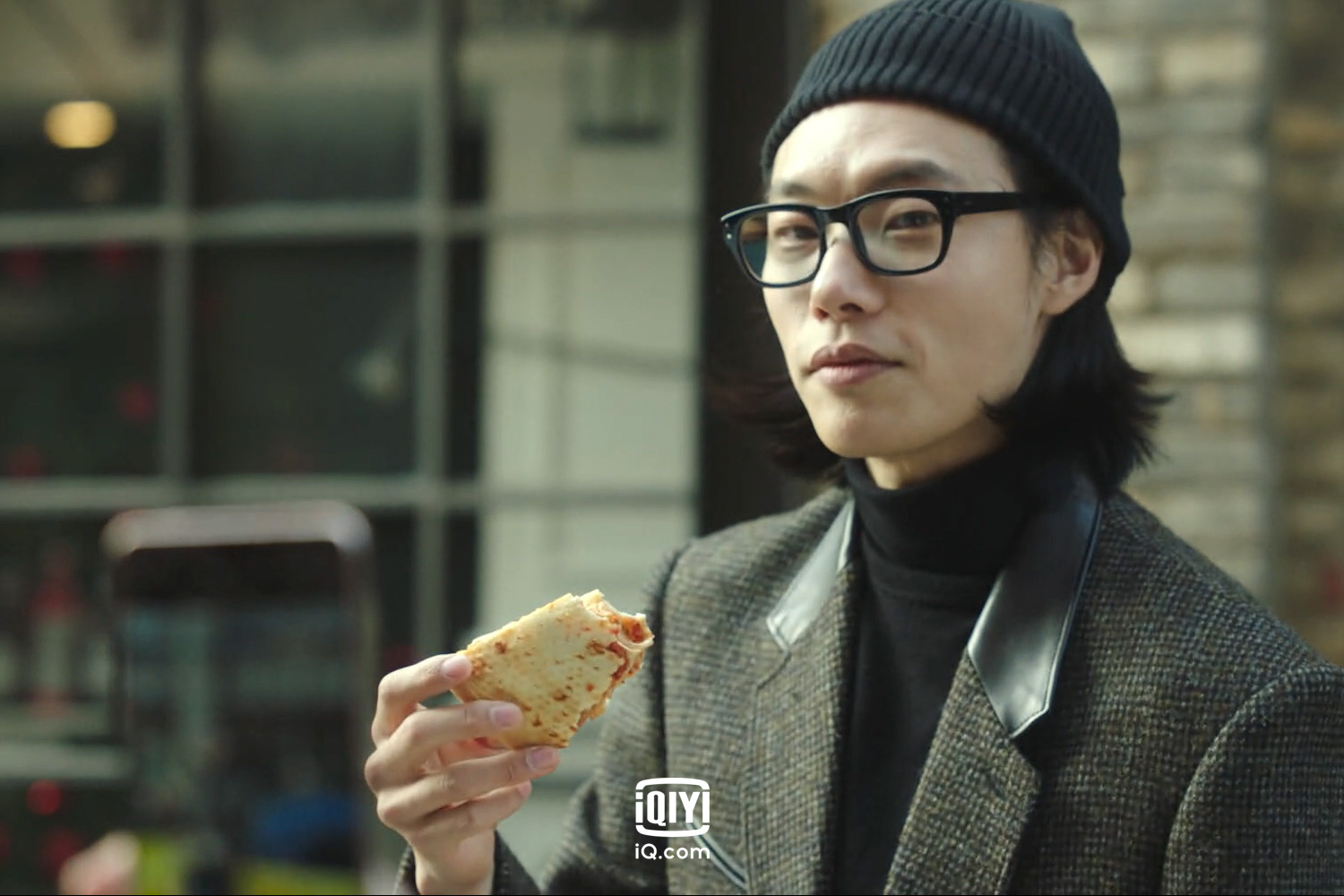李康宰（柳俊烈飾演 看似瀟灑，但內心卻感到孤單。（圖／愛奇藝國際站提供）