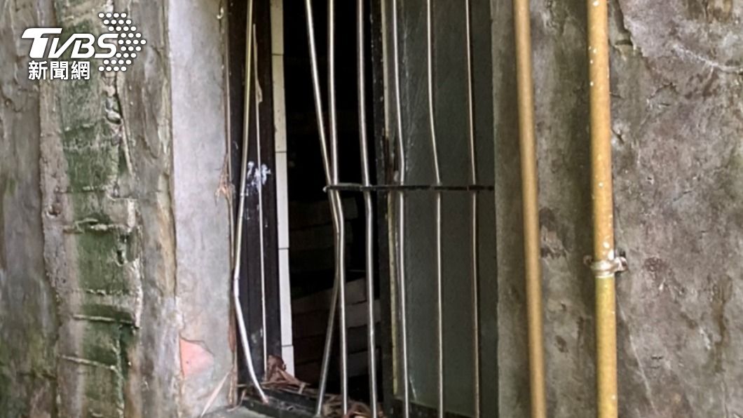 竊賊做案手法都是破壞鐵窗進入屋內。(圖/TVBS)