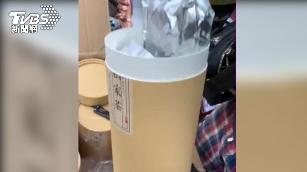 大麻煙草藏在茶葉罐中。(圖/TVBS)