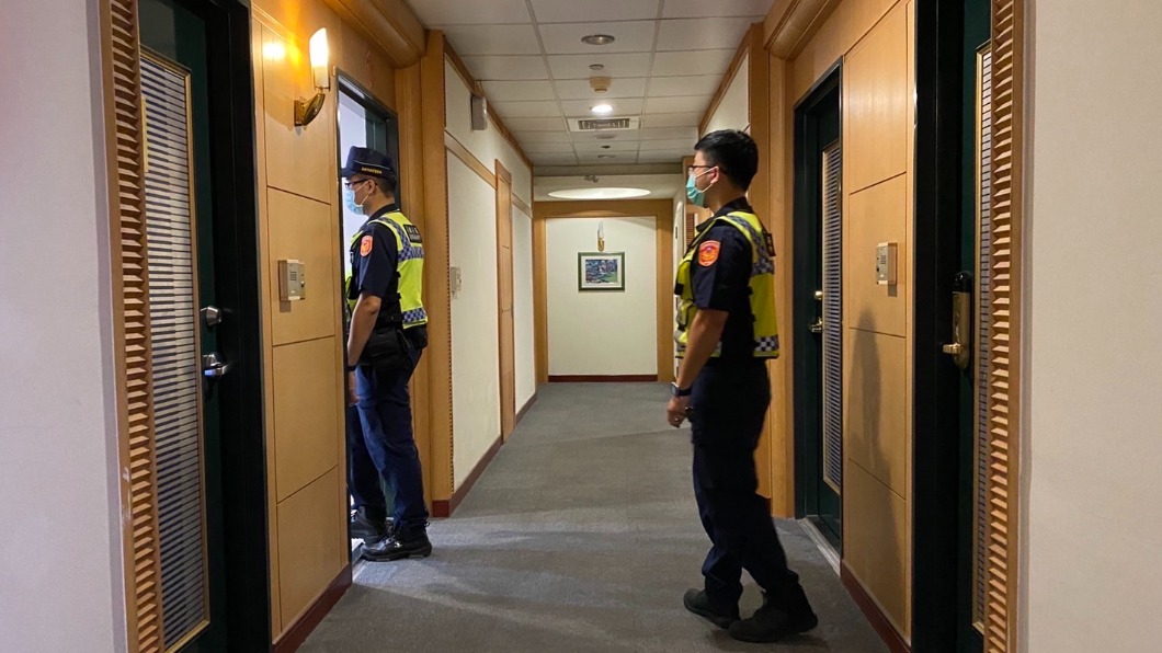警方進入龍劭華入住的房間。(圖/警方提供)
