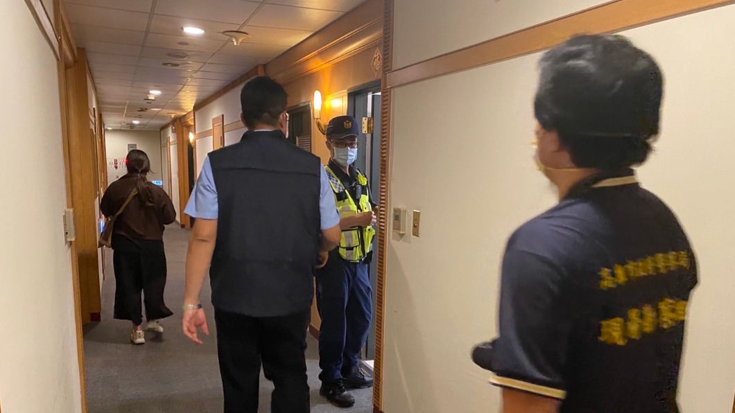 警方進入龍劭華入住的房間。(圖/警方提供)