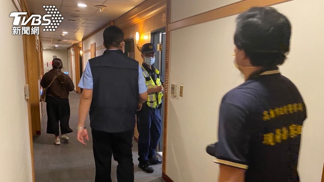 警方獲報後到達日租套房查看。(圖/警方提供)