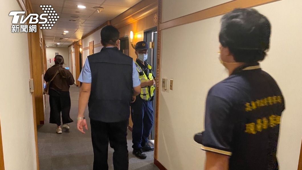 警方到龍劭華房間勘查現場。(圖/TVBS)