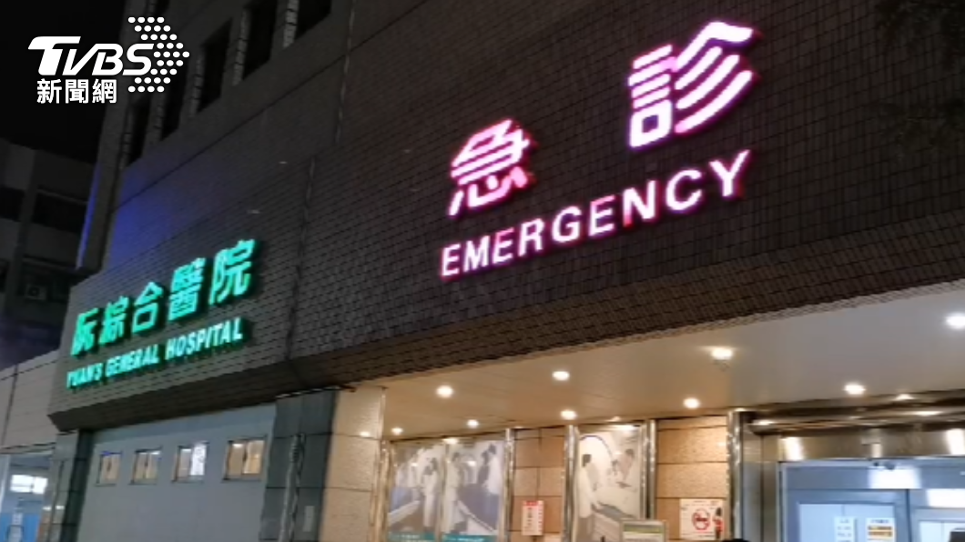 龍劭華送到阮綜合醫院急救。(圖/TVBS)