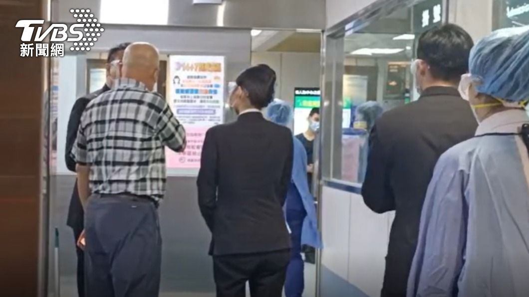殯葬業者進醫院處理。(圖/TVBS)