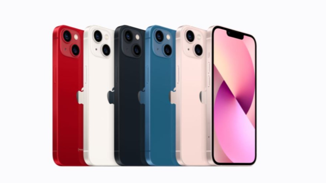 iPhone 13的官方主打的新色「粉紅色」,激起一票果粉的少女心。(圖/翻攝自gmanews Twitter)