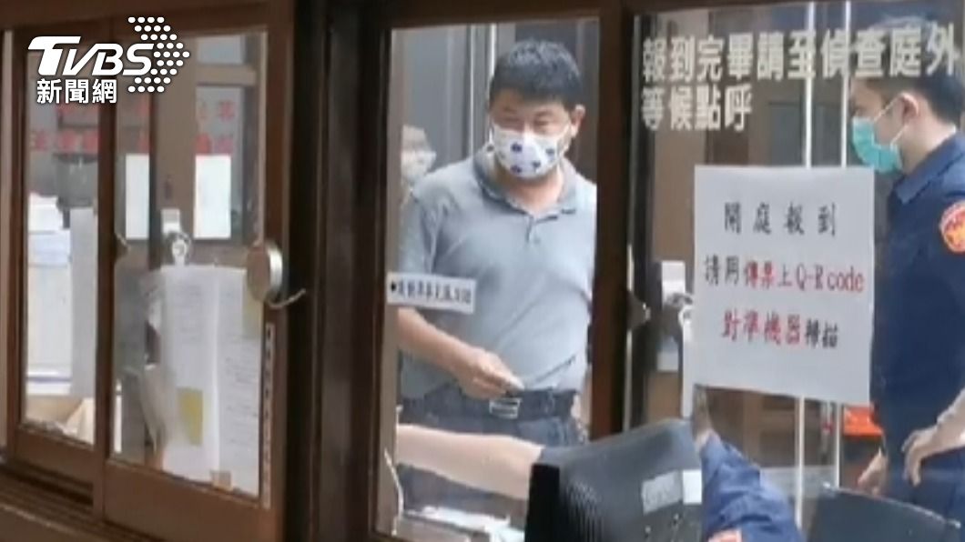 檢方諭令邱銀海10萬交保。(圖/TVBS)