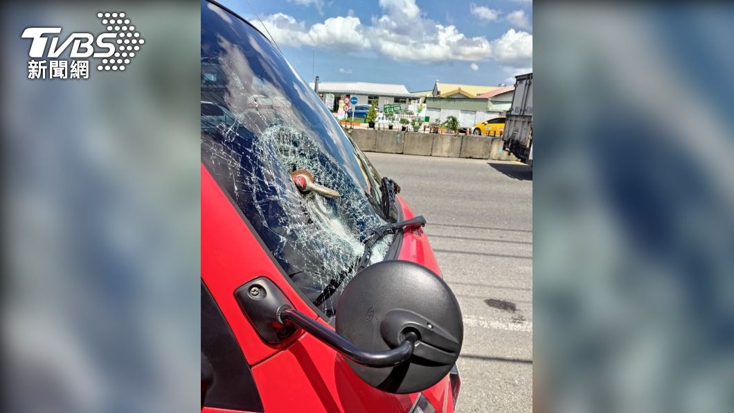 洪男駕駛半聯結車,車上載運的鋼構捆綁固定栓脫落,插進台南市消防局公務車前擋風玻璃。(圖/警方提供)