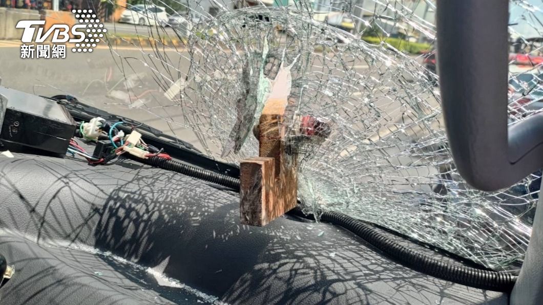 洪男駕駛半聯結車,車上載運的鋼構捆綁固定栓脫落,插進台南市消防局公務車前擋風玻璃。(圖/警方提供)