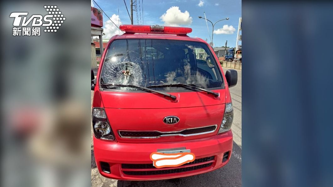 洪男駕駛半聯結車,車上載運的鋼構捆綁固定栓脫落,插進台南市消防局公務車前擋風玻璃。(圖/警方提供)