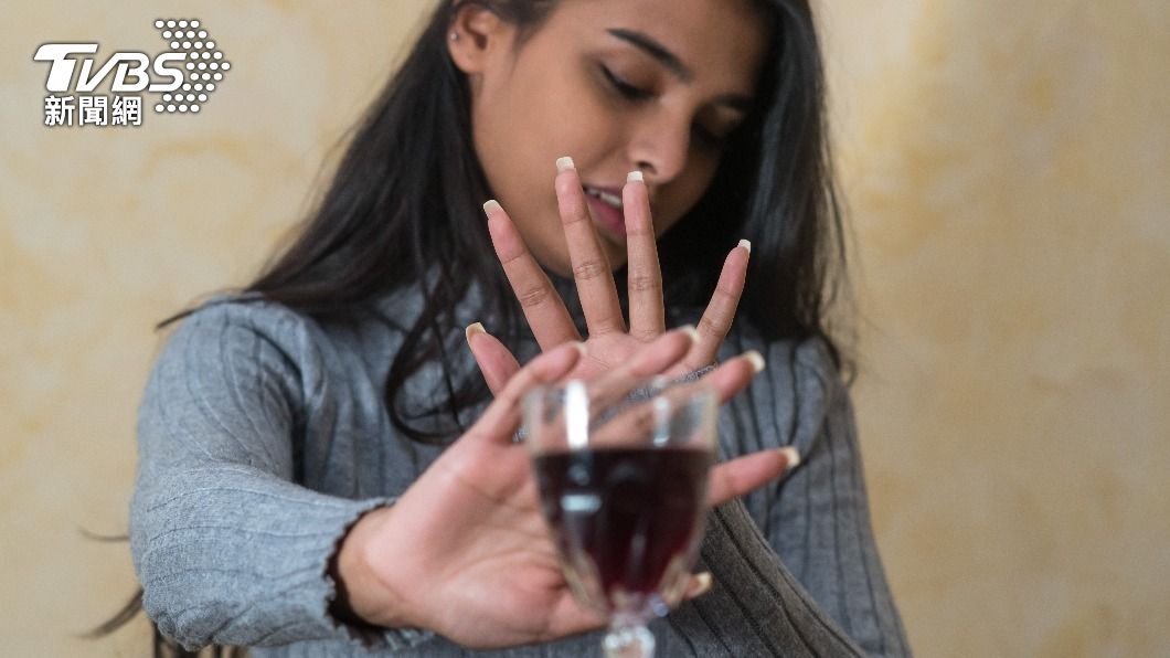 限制飲酒可遠離高血壓。(示意圖/shutterstock達志影像)