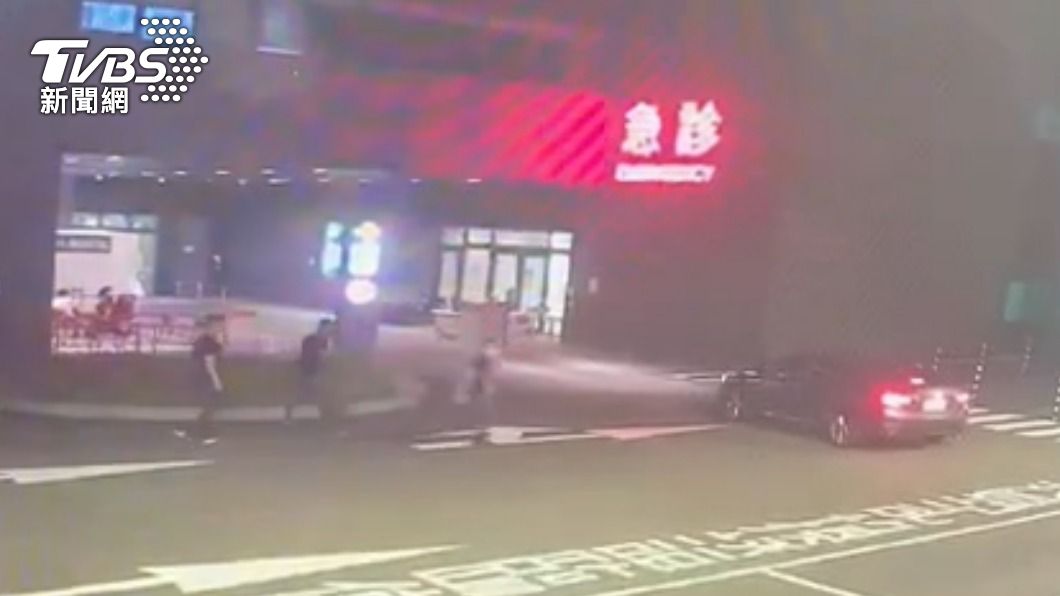 張男到醫院取槍後離去。(圖/TVBS)