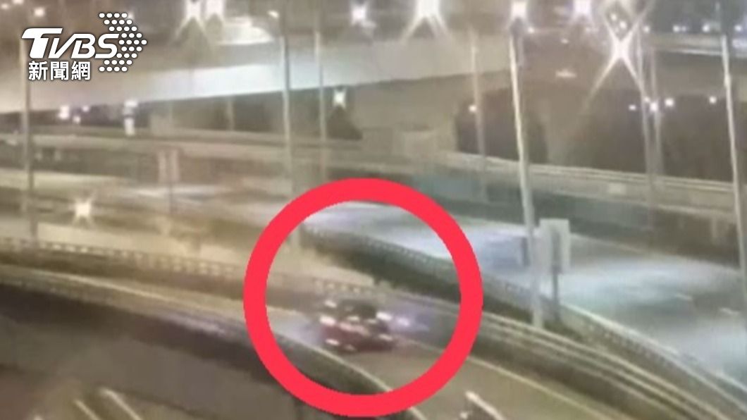 疑服藥後精神恍惚！轎車逆向上台64　「正面衝撞」貨車