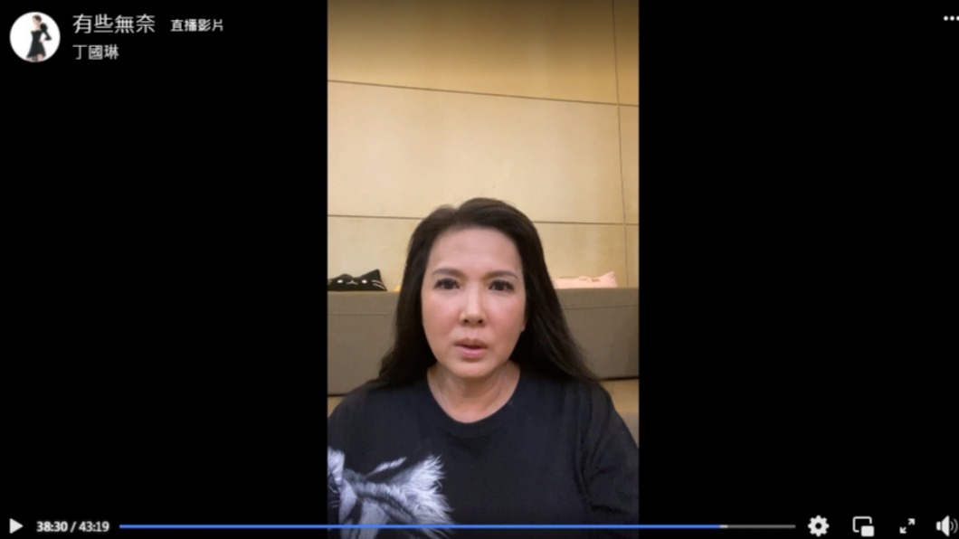 丁國琳直播時聽聞龍劭華猝逝消息。(圖/翻攝自丁國琳臉書)