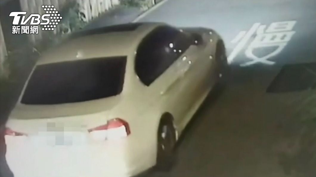 犯嫌行兇後駕車離去。(圖/TVBS)