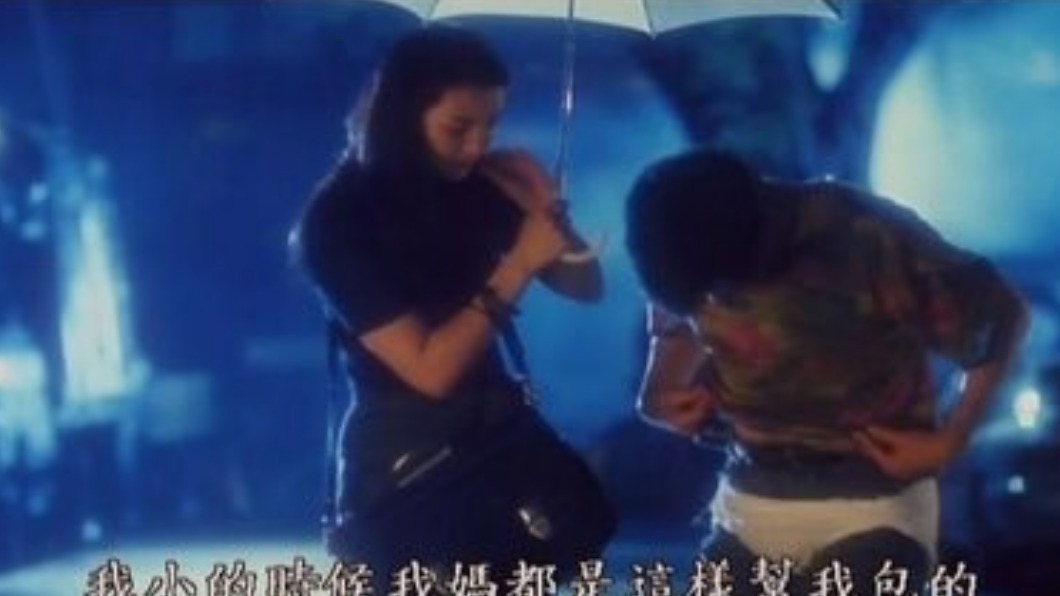 港片《追男仔》中張學友飾演的烏英屁股中刀。(圖/翻攝網路)