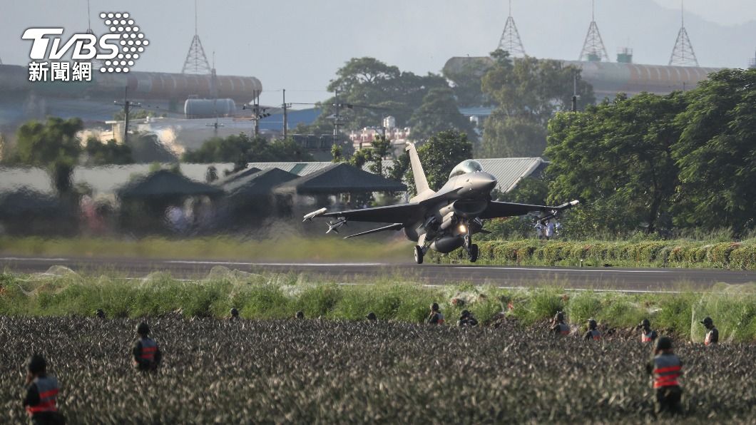 圖為F-16V戰機在戰備跑道上降落完成整補作業後,再度加速升空。(圖/中央社)