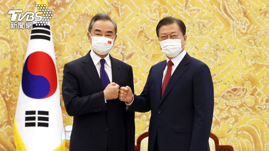 大陸外長王毅今(15)日會見南韓總統文在寅。(圖/AP)