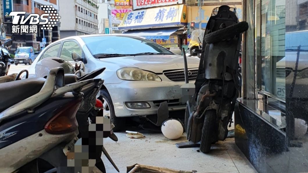 誤把油門當煞車！她突左切撞噴騎士　因「緊張」又衝騎樓