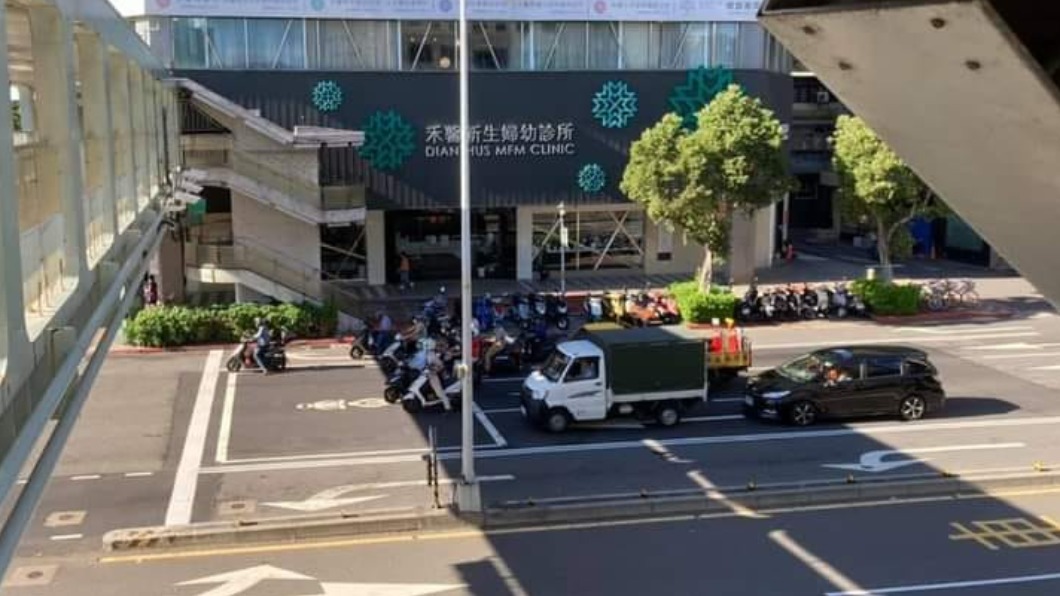 機車族躲豔陽擠陰影處!他問如何檢舉遭網嗆:吃飽沒事幹
