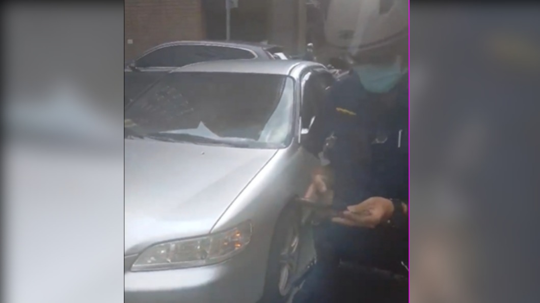 男子不斷跳針,問警察憑哪一條開單。(圖/翻攝自爆料公社公開版)