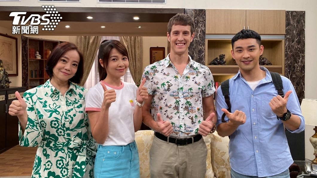 賈斯汀(右2)挑戰台語演出。(圖/民視提供)