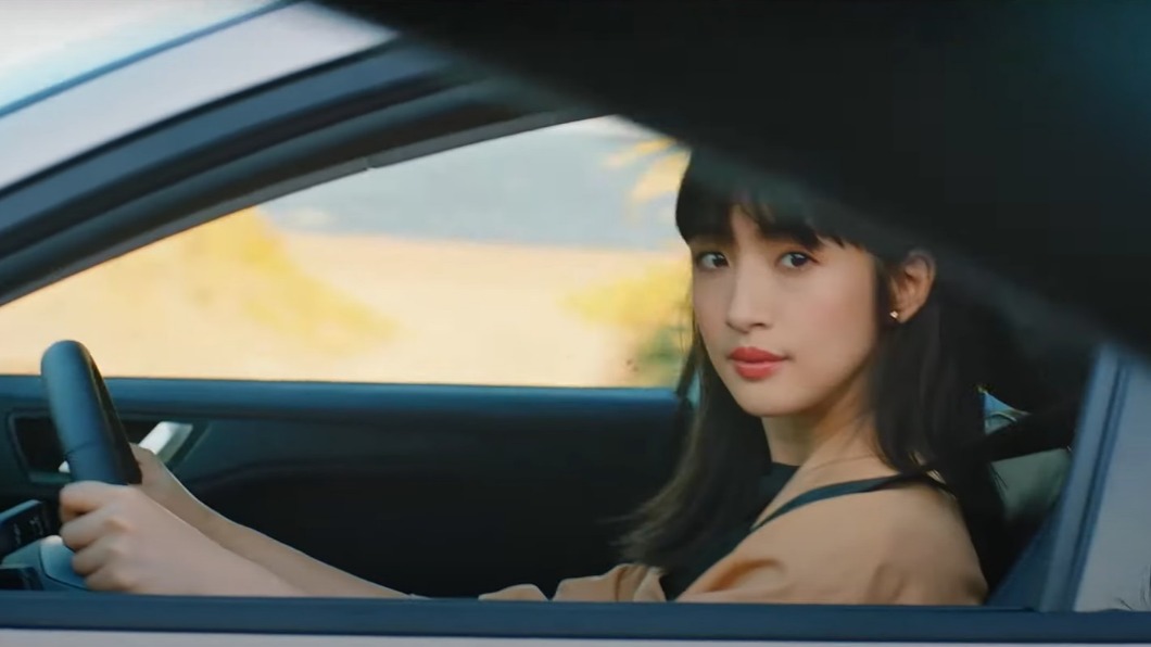 林依晨也首次嘗試配合劇組拍攝夜間開車行進的動態畫面。(圖/Ford提供)