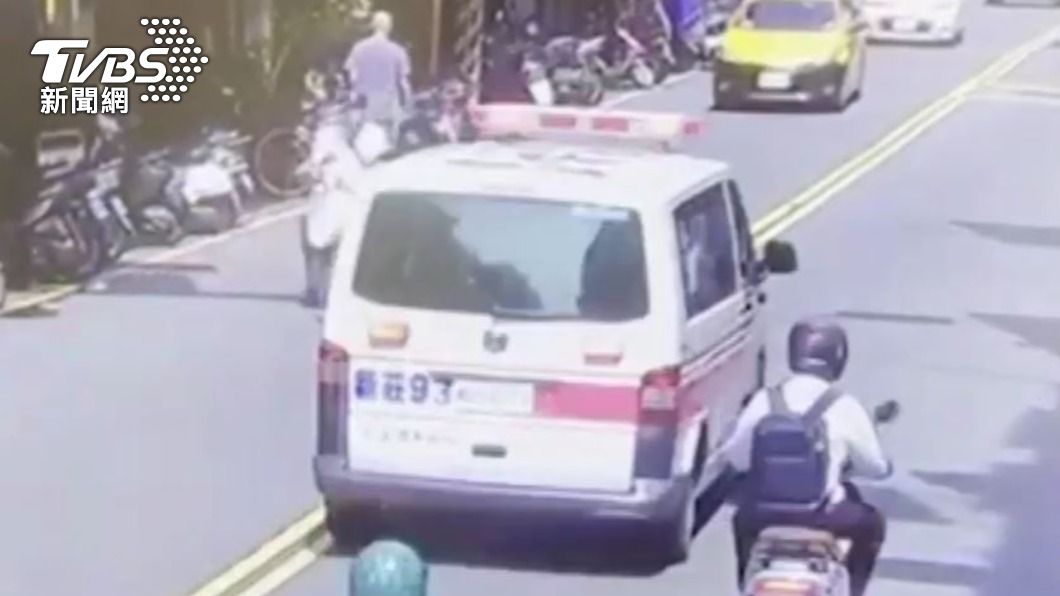 救護車協助將女嬰送醫。（圖／TVBS）