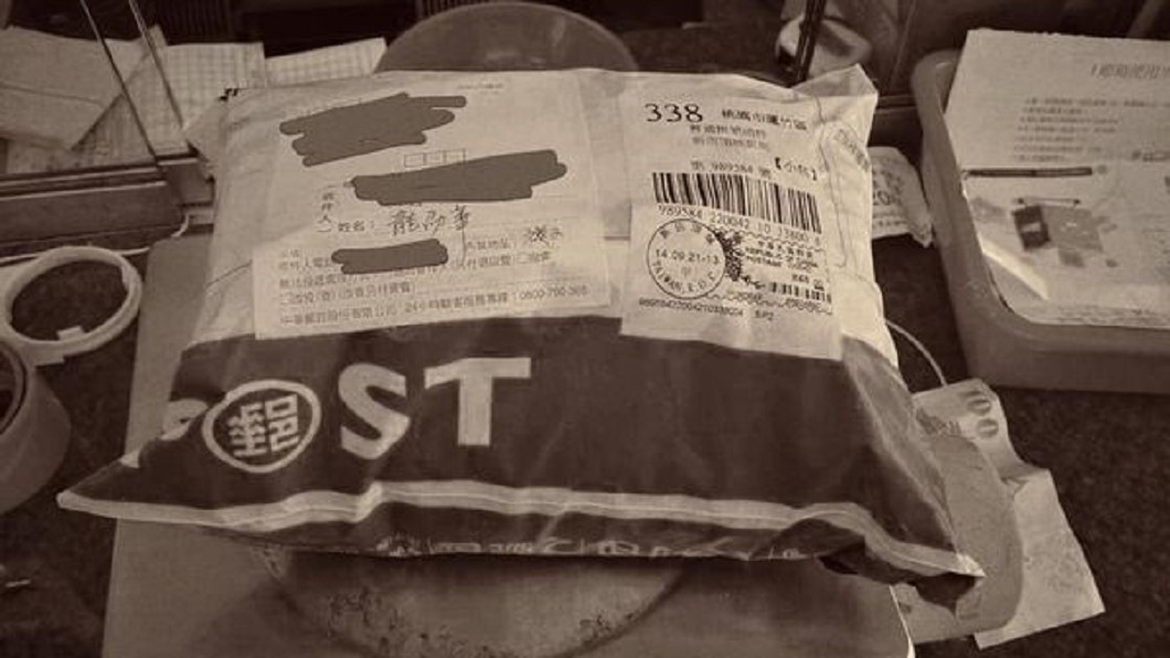 苗可麗寄給龍劭華的包裹。(圖/翻攝自苗可麗Facebook)