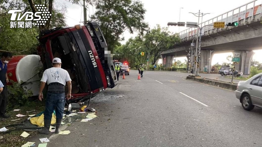 又有大車翻覆!疑天雨路滑 屏東水泥車側翻路肩