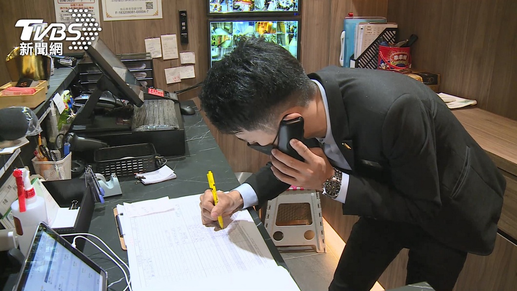 新北市內用停一週後喜迎中秋節,燒肉店狂接訂位電話。(圖/TVBS)