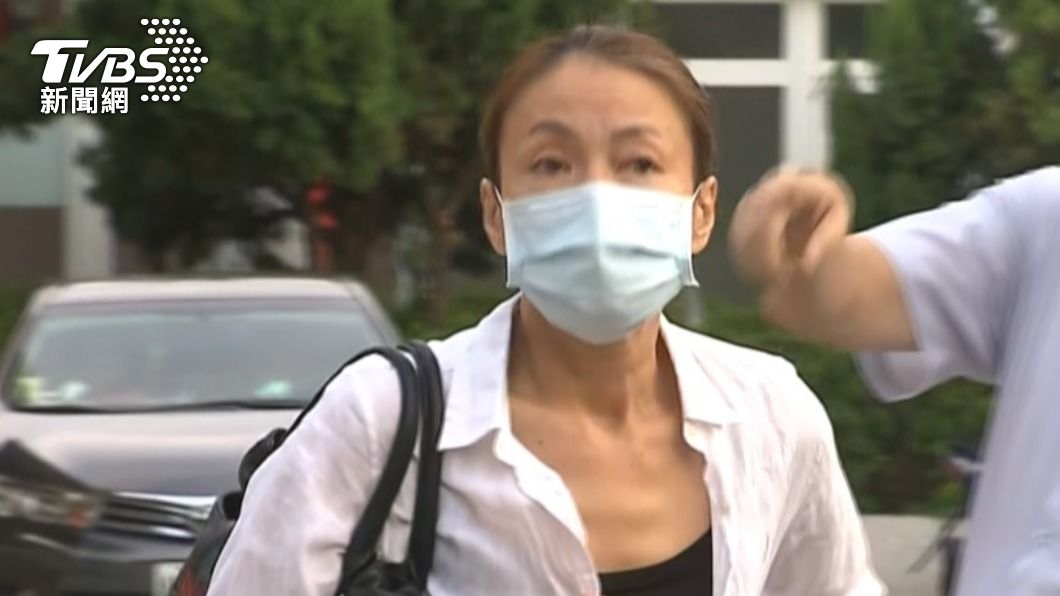柯淑勤現身殯儀館。(圖/TVBS)