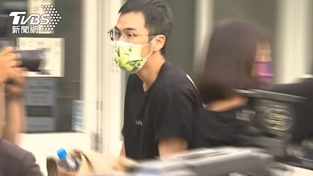 龍劭華兒子現身殯儀館。(圖/TVBS)