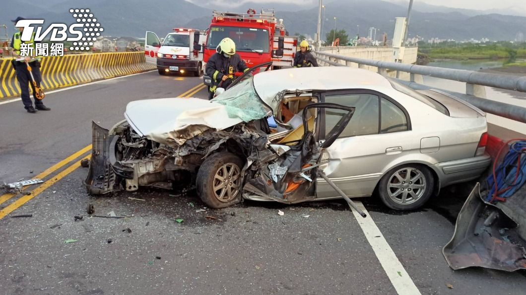 砰!轎車遭砂石車猛撞 車身爆開變形、駕駛骨折送醫