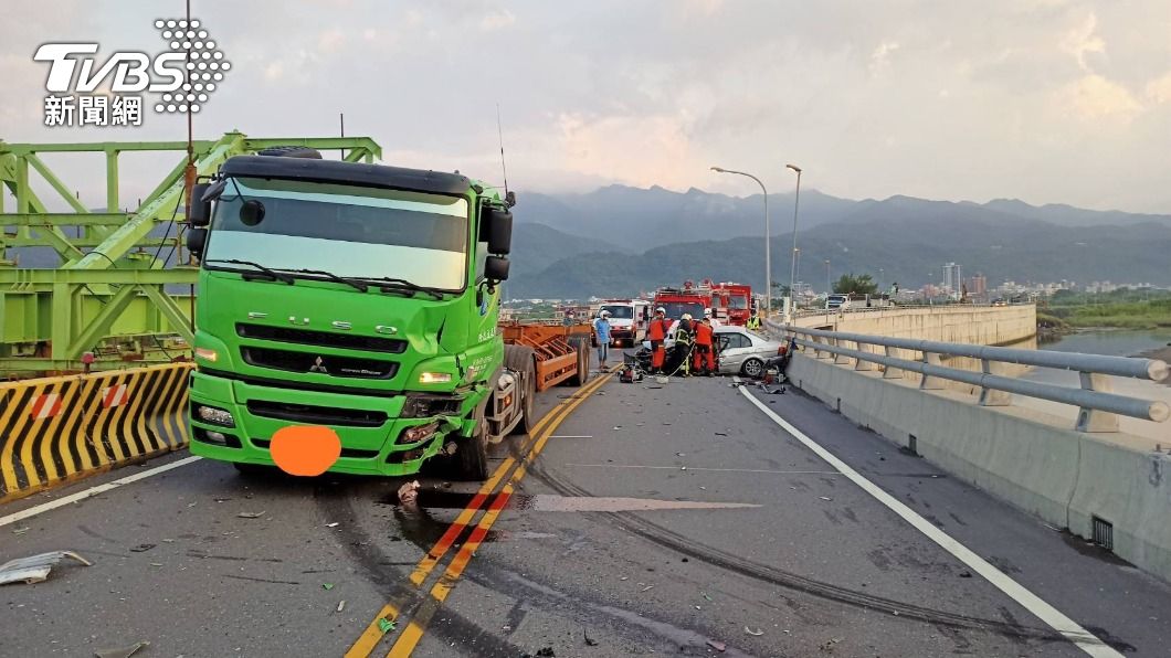 砂石車的左側車頭被撞凹。(圖/警方提供)