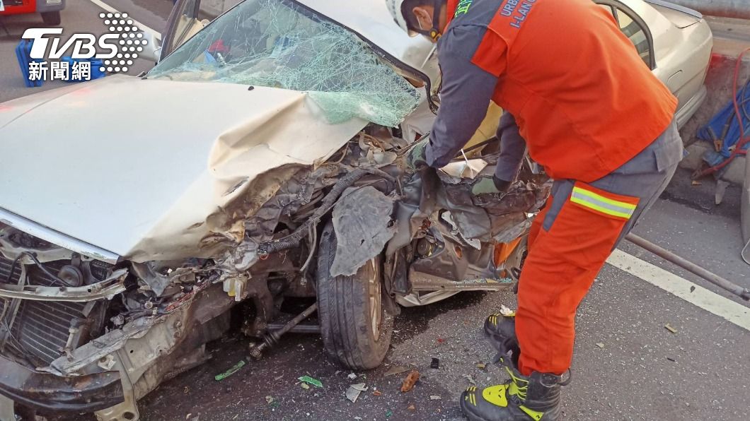 轎車遭撞後車身嚴重變形。(圖/警方提供)