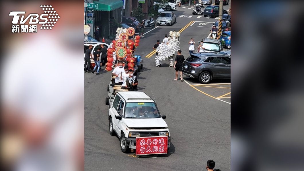 地方人士請陣頭跳白獅陣「祝賀」局長陞遷。(圖/TVBS)