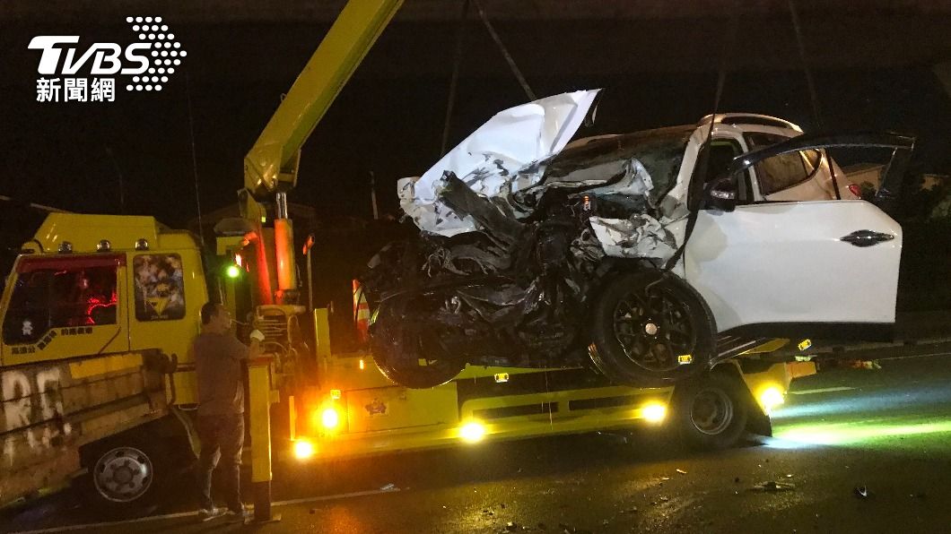 撞擊前車後停中線!後車閃避不及再追撞 女駕駛骨折受困