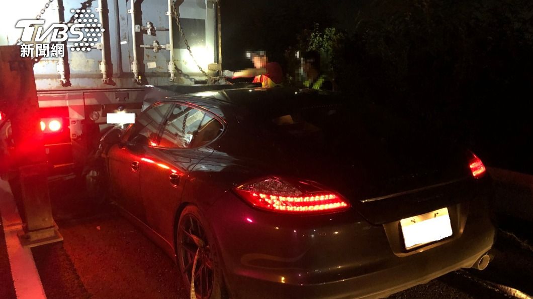 保時捷因未保持行車安全距離,車頭衝進貨櫃車底。(圖/警方提供)