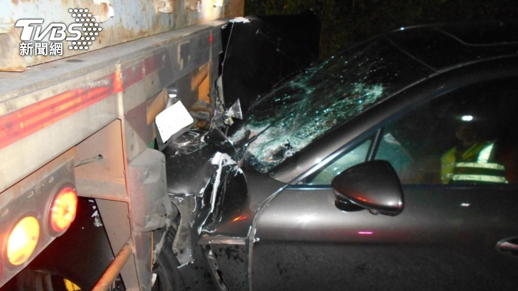 保時捷因未保持行車安全距離,車頭衝進貨櫃車底。(圖/警方提供)