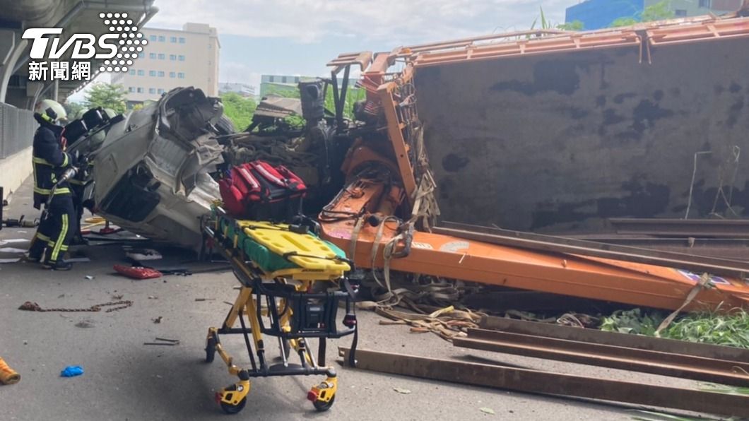 驚悚!台中2車猛撞 大型吊臂車翻落國道、轎車也毀損
